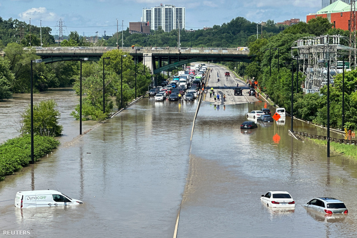 Autók állnak meg a Don Valley Parkway elárasztott szakasza előtt, miután heves esőzések sújtották Torontót, Kanadában 2024. július 16-án