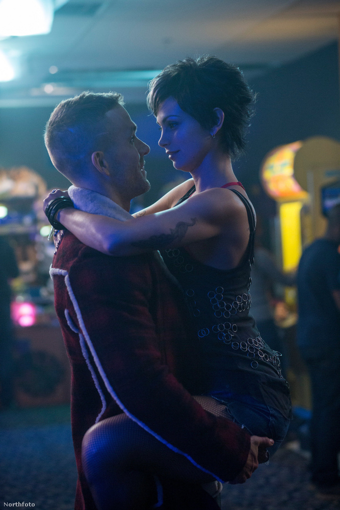 Morena Baccarin – Ryan Reynolds„Folyton azt mondtam, hogy abban a maszkban csókolózni olyan, mintha egy óriási óvszerrel lennék együtt