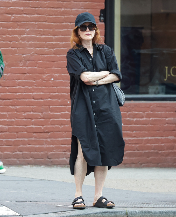 Julianne Moore-t séta közben örökítették meg New Yorkban