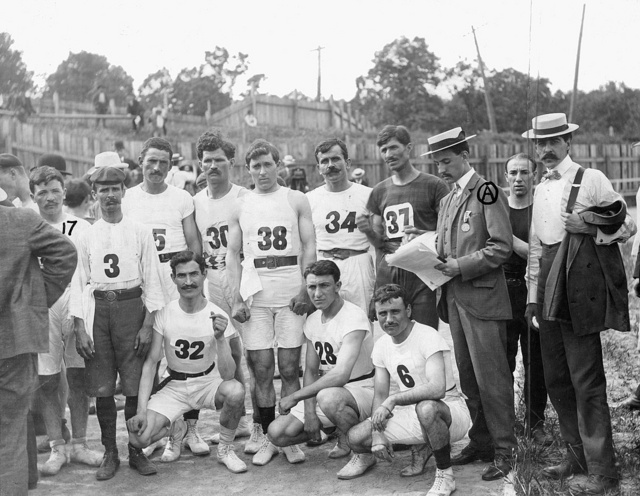 A maratonon versenyző sportolók egy része csoportképhez pózol az 1904-es olimpián