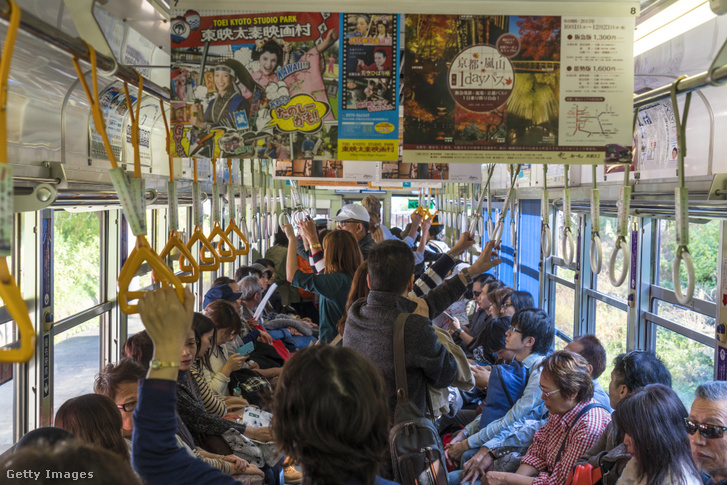 Utasok egy tokiói metrószerelvényen 2015 novemberében