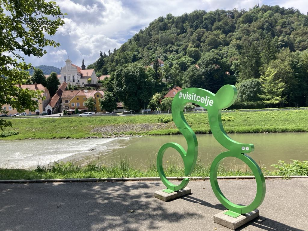 Celje egy végtelenül barátságos, élhető, zöld város mintegy 38 ezer lakossal, ahol a folyóparti korzózástól a vártúráig mindenre van lehetőséged.