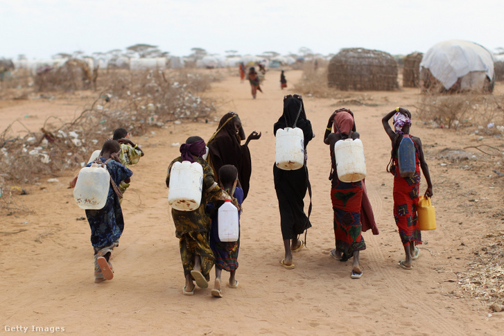 Szomáliai menekültek térnek vissza vízgyűjtésből 2011. július 22-én
