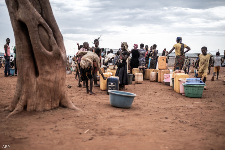 A menekültek a reggeli vízosztásra várnak a Közép-afrikai Köztársaság legnagyobb menekülttáborában, Briában 2023. április 26-án