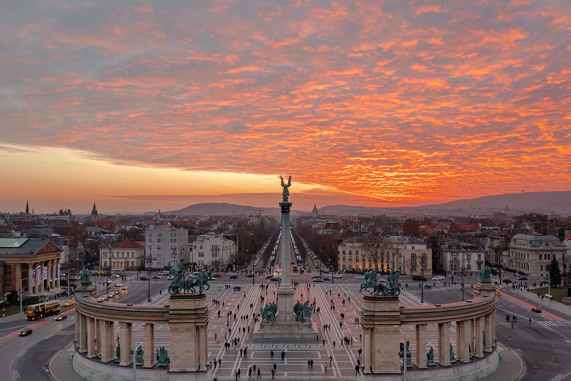 A Hősök tere naplementekor