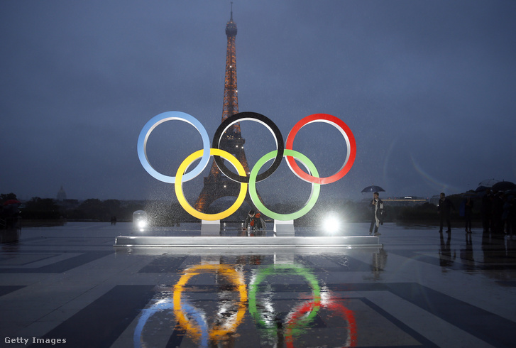 Az olimpiai ötkarika a Trocaderón Párizsban 2017. szeptember 13-án