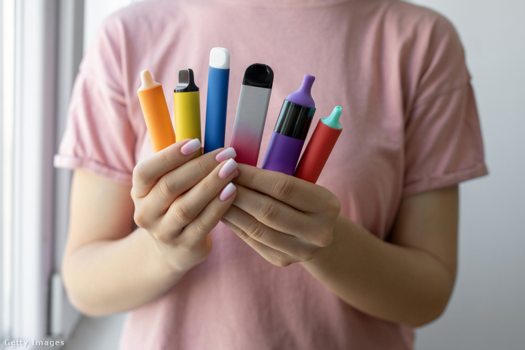 Vape típusú termékeke egy fiatal lány kezében. (Fotó: bymuratdeniz / Getty Images Hungary)