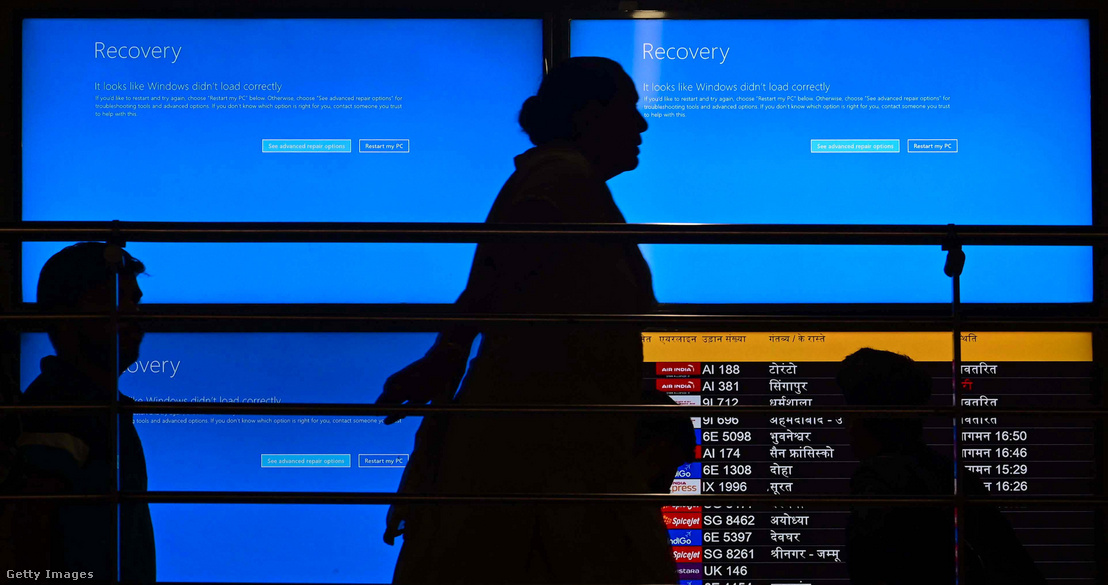 Utasok várakoznak, miután a Microsoft Corp. felhőszolgáltatásában bekövetkezett jelentős zavar járattörléseket és késéseket okozott 2024. július 19-én Új-Delhiben