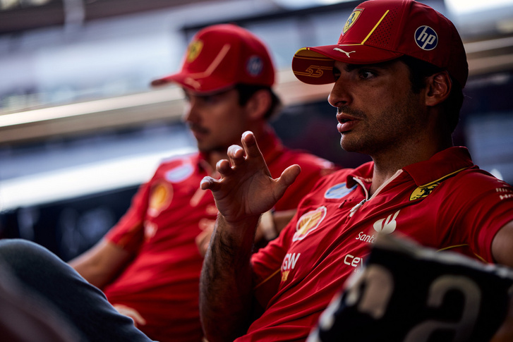 Charles Leclerc (balra) és Carlos Sainz válaszolnak az újságírók kérdéseire (Fotó: Scuderia Ferrari HP)