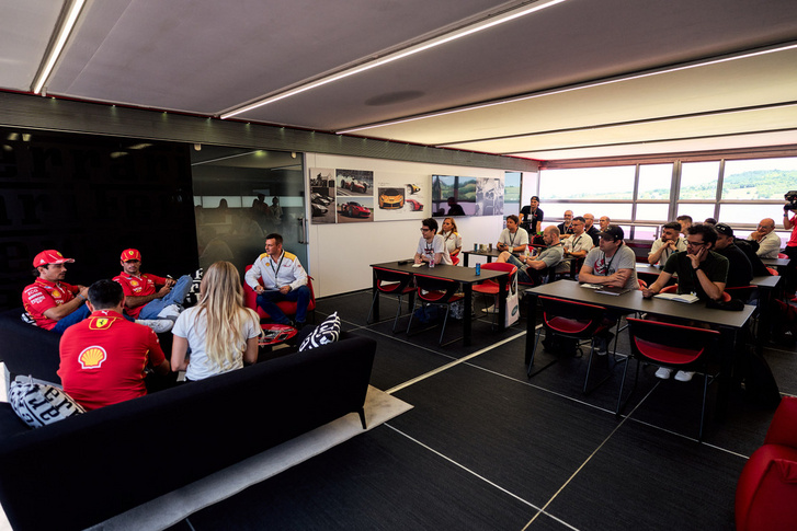 Charles Leclerc és Carlos Sainz válaszolnak az újságírók kérdéseire (Fotó: Scuderia Ferrari HP)