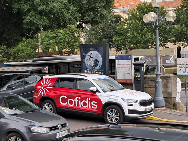 A Tour de France-csapatok autói a verseny útvonalába eső településeken bárhol felbukkanhatnak. Leginkább azonban a verseny napján a Caravan és a mezőny között haladva töltenek be fontos szerepet a közönséggel való kommunikációban