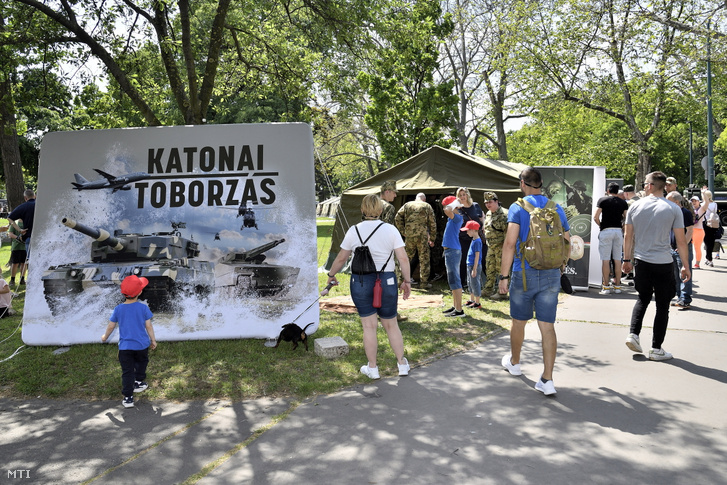 Toborzósátor a honvédelem napja alkalmából a Magyar Honvédség és a Honvédelmi Minisztérium által szervezett családi napon 2023. május 21-én