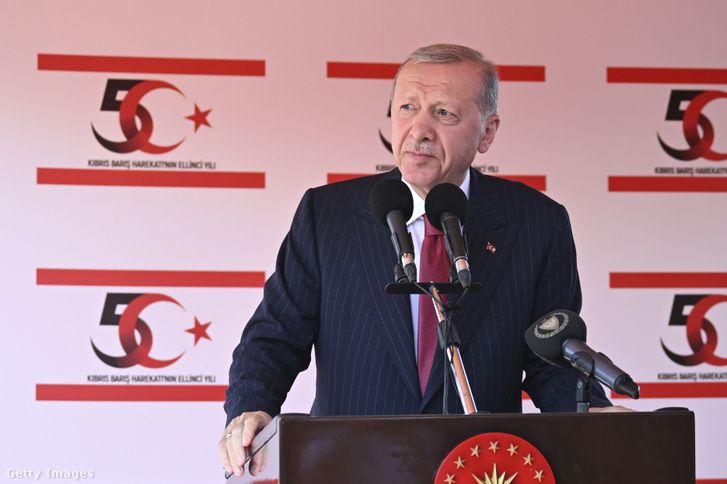 Recep Tayyip Erdogan török elnök beszédet mond 2024. július 20-án Nicosiában