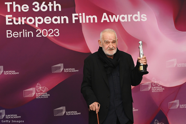 Tarr Béla rendező, kezében az EFA elnökének és elnökségének tiszteletdíjával a 36. Európai Filmdíjak átadásán az Arena Berlinben 2023. december 9-én