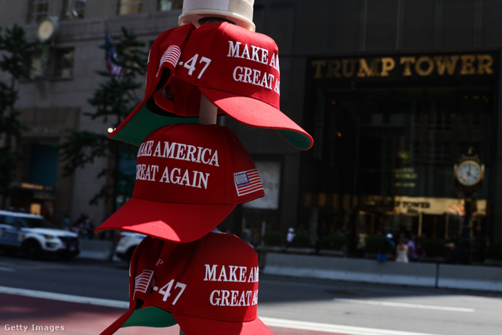 Make America Great Again feliratú sapkák a New York-i Trump Tower előtt 2024. július 14-én