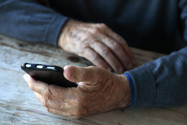 A juttatás részeként mostantól applikáció mellett telefonon is regisztrálhatnak a programba a nyugdíjasok