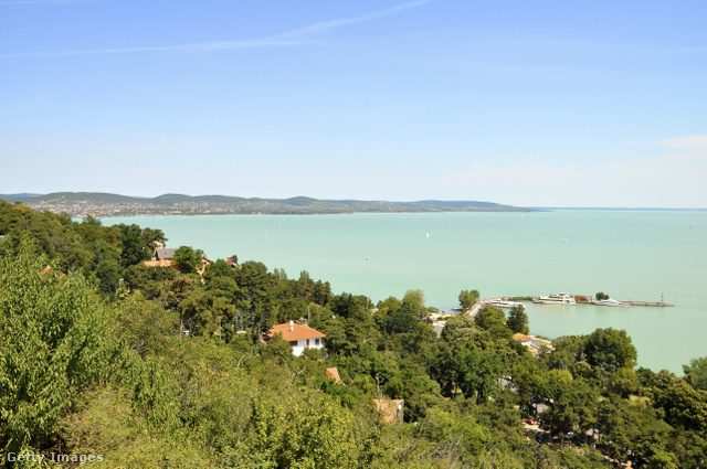 A magas hőmérséklet és a szélcsend együtt veszélyes helyzetet alakíthat ki a Balatonnál