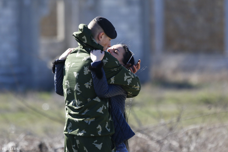 Egy ukrán tengerészgyalogos és párja a Feodoszijai tengerészgyalogsági bázis előtt