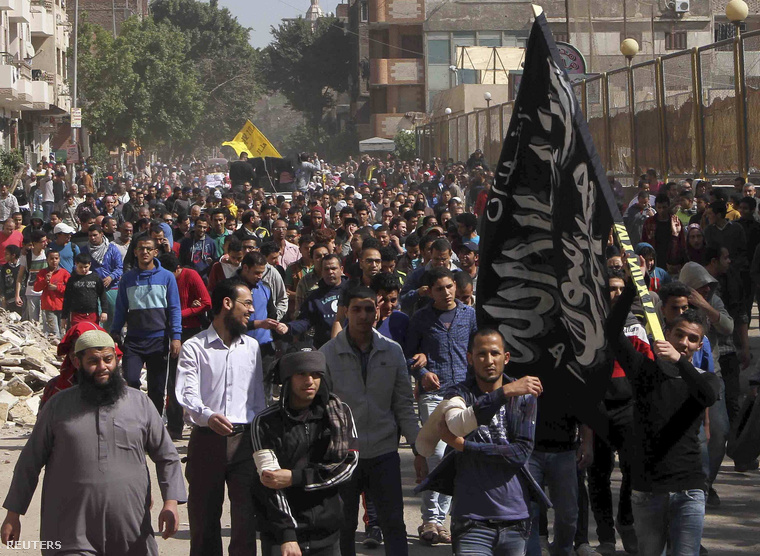 A Muzulmán Testvériség tagjai tüntetnek Kairóban, március 21-én