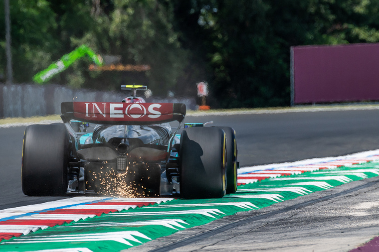 Lewis Hamilton autója szikrákat hány a 4-es kanyarban.