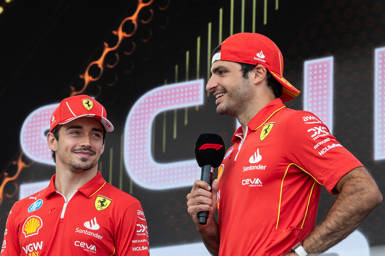 Mindenkinek szüksége van valakire, aki úgy néz rá, mint Charles Leclerc néz Carlos Sainz-ra.