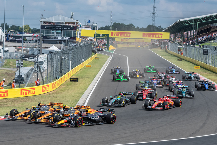 Három autó egymás mellett a Hungaroring 1-es kanyarjában