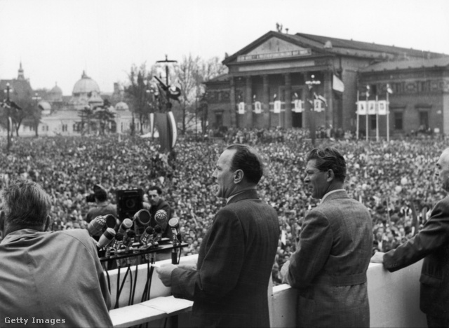 Kádár János a forradalom leverése utáni első május elsejei tömegrendezvényen, pontosan 50 évvel azelőtt, hogy a sírját feltörték