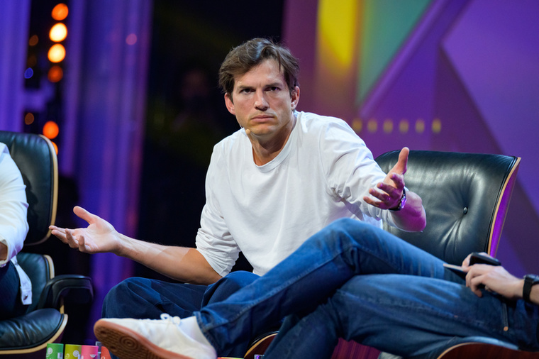 Ashton Kutcher sem érti, mi ez a nagy felhajtás a mindennapi fürdés körül