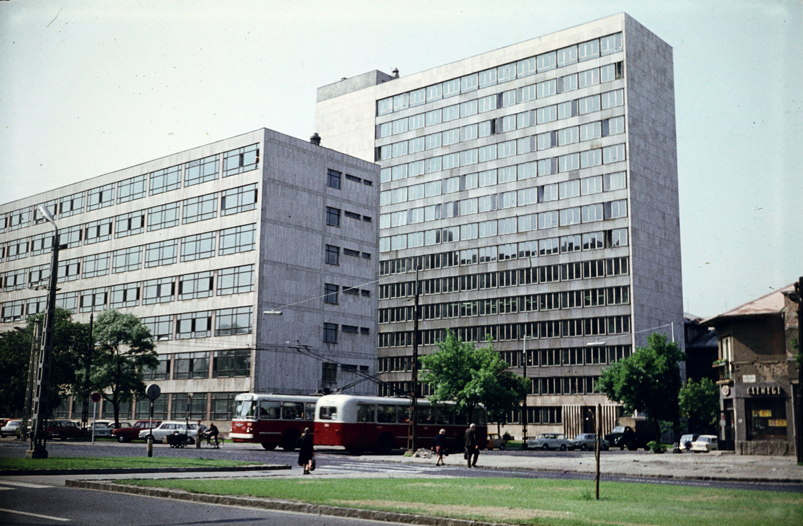 Hungária körút az Erzsébet királyné útja kereszteződésénél, szemben a Vegyipari Tervező Vállalat székháza 1974-ben