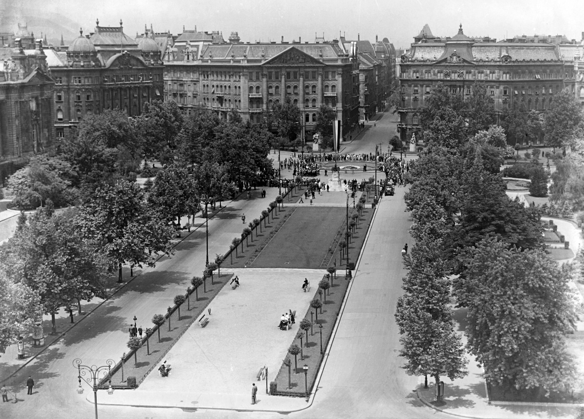 A Szabadság tér az 1930-as években az Október 6. (Bálvány) utca felől nézve