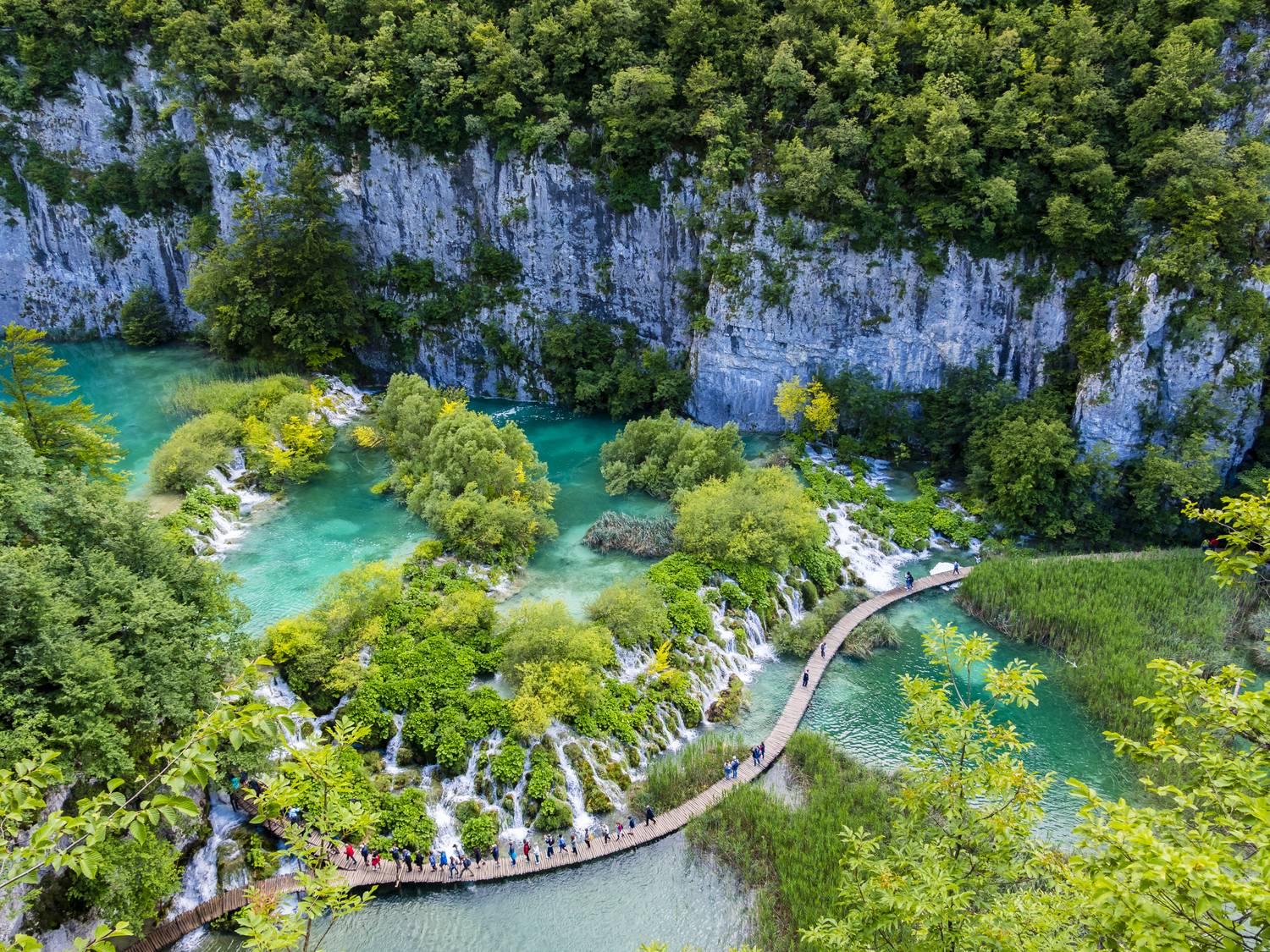 A Plitvicei-tavak Nemzeti Park tizenhat kristálytiszta vizű tóval és kilencvenkettő vízeséssel büszkélkedhet. Fantasztikus karsztbarlangjai, gazdag növény- és állatvilága és a hegyek közt megbúvó patakjai Európa egyik legszebb természetvédelmi területévé emelik.