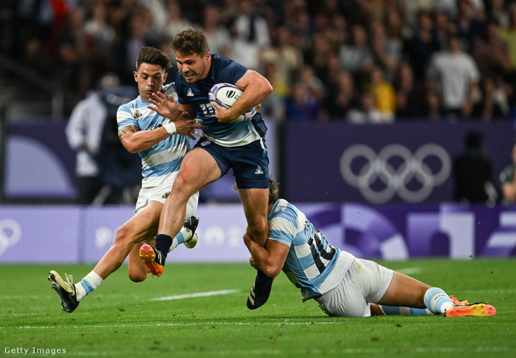 A francia sport egyik sztárja, Antoine Dupont (labdával) a XV-ös válogatott mellett a hetes szakágban is kulcsembere, ennek megfelelően céllal vette ki részét Argentína legyőzéséből