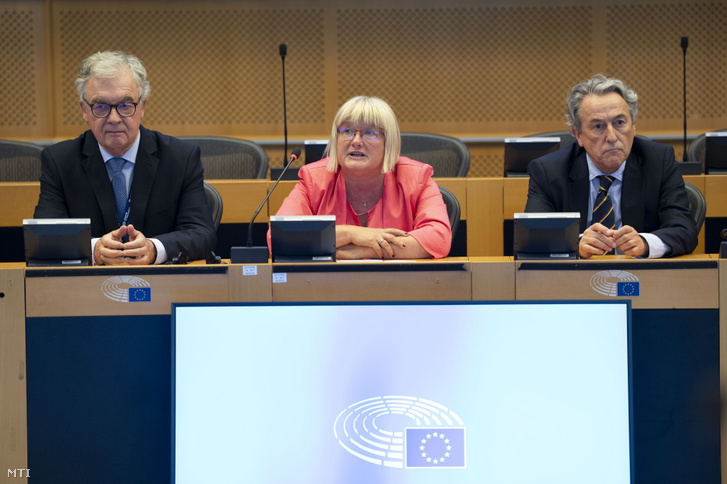 Gál Kinga, a Fidesz–KDNP európai parlamenti képviselőcsoportjának elnöke, a Patrióták Európáért frakció első alelnöke, Jean-Paul Garraud, a francia Nemzeti Tömörülés EP-képviselője (b) és Hermann Tertsch, a spanyol Vox párt EP-képviselője a Patrióták Európáért frakció brüsszeli sajtótájékoztatóján 2024. július 24-én