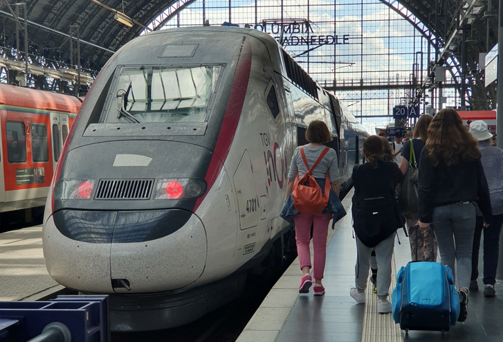 Kétemeletes TGV szerelvény Frankfurt am Main főpályaudvarán. A jármű a TGV Est vonalán közlekedik, amelyen reggel a szabotázsakció történt. - Fotó: Juhász Péter/Totalcar