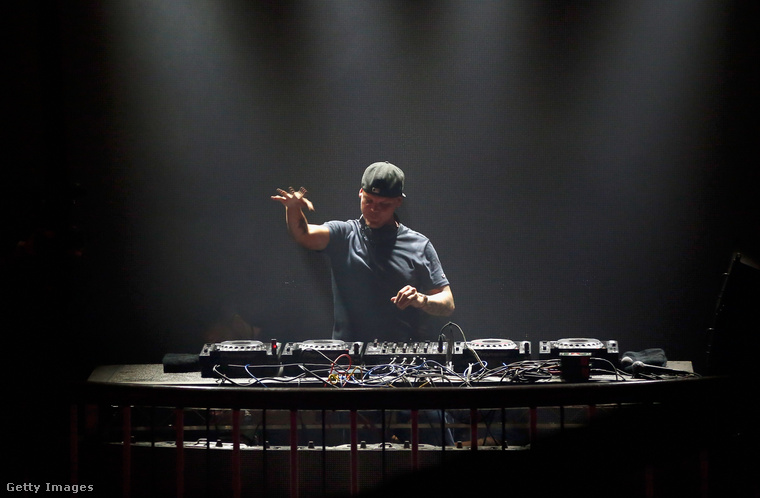 Avicii a DJ-pult mögött egy fellépése közben San Franciscóban, 2016-ban. (Fotó: Rich Polk / Getty Images Hungary)