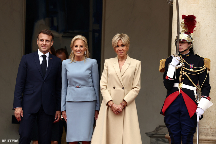 Emmanuel Macron francia elnök és felesége, Brigitte Macron pózolnak Jill Biden amerikai first ladyvel az Elysée-palotában a 2024-es párizsi olimpiai játékok megnyitóünnepségét megelőzően Párizsban, Franciaországban 2024. július 26-án