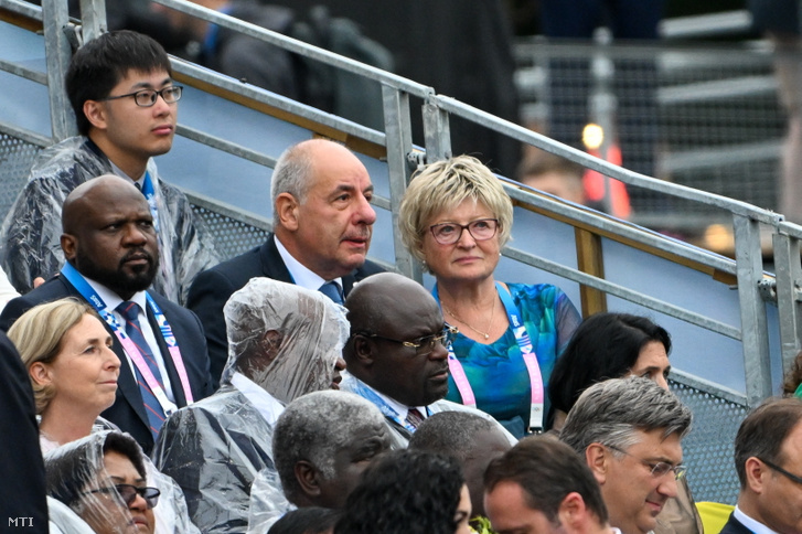 Sulyok Tamás köztársasági elnök és felesége Nagy Zsuzsanna a 2024-es párizsi nyári olimpia megnyitóünnepségén