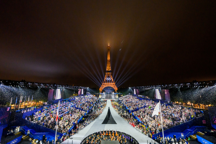 Minden csapat a Trocadérónál, felhúzták az olimpiai zászlót