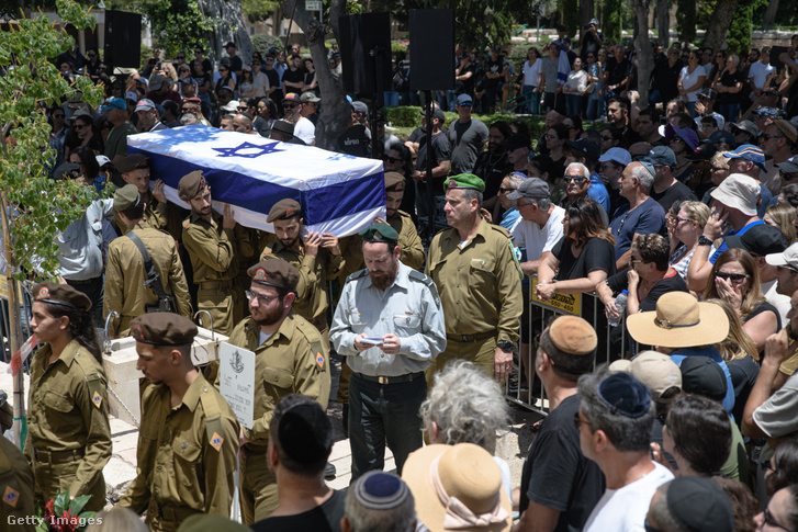 Izraeli katonák Omer Smadga temetésén, aki a Gázai övezetben vívott harcokban esett el