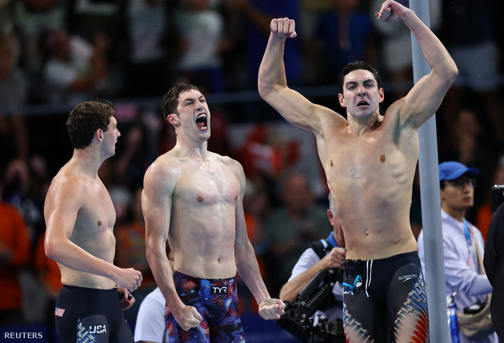 Az Egyesült Államok csapatának úszói ünnepelnek a győzelem után