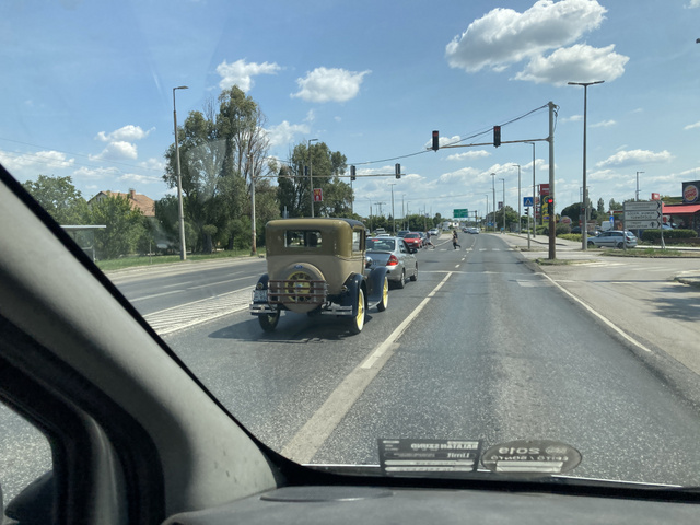 A lakót hazfele húzva futottam össze korábbi Parkoló Parádéink vendégével. Mindig jó ilyen autókat a mindennapos forgalomban látni, ha jól láttam, a Tesco fele Fordult le.