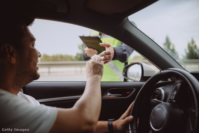 Leáldozott a kártyás személyi igazolványoknak: egy mobilalkalmazás felmutatása is elég lesz, ha megállít a rendőr