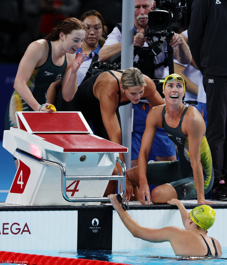 Emma McKeon, Shayna Jack, Mollie O'Callaghan és Meg Harris alkotta ausztrál női váltó ünnepli az aranyérmet. (Fotó: Sarah Stier / Getty Images Hungary)