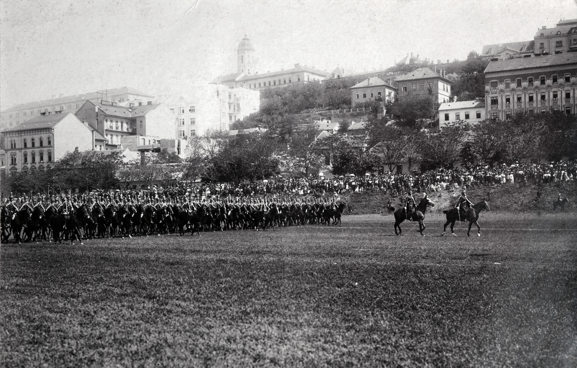 Díszszemle a Vérmezőn, 1910