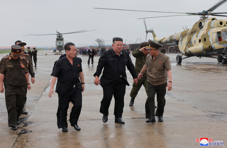 Kim Dzsong Un a Gaemi trópusi vihar heves esőzései által sújtott, elárasztott területeken, Észak-Pjongan tartományban, Észak-Koreában 2024. július 28-án