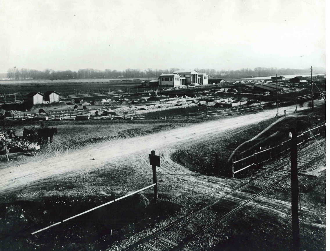 Az Aquincumi Múzeum és a romkert távlati képe a Budapest–Esztergom vasúti töltésről (1900 körül)