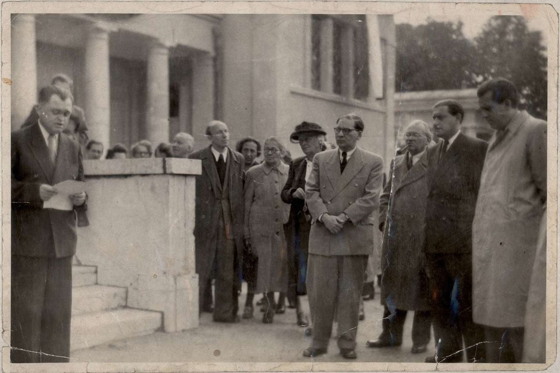 Az Aquincumi Múzeum újranyitása a II. világháborút követően (1948. október), beszédet mond dr. Szilágyi János, a múzeum igazgatója