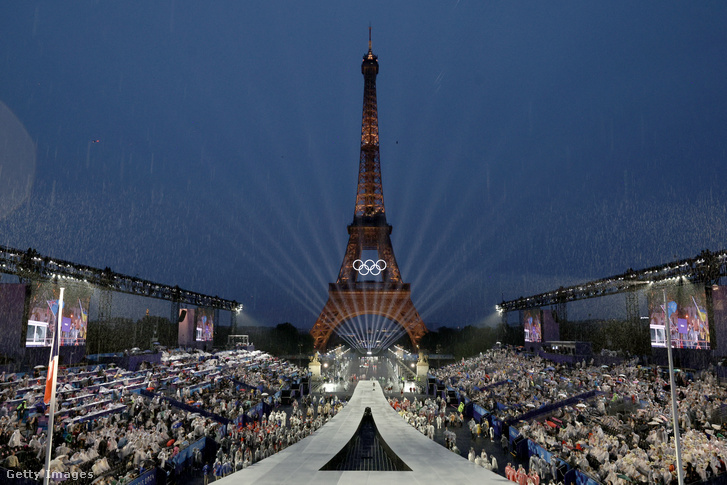 Az Eiffel-torony a Párizs 2024 olimpiai játékok megnyitó ünnepségén Párizsban, 2024. július 26-án