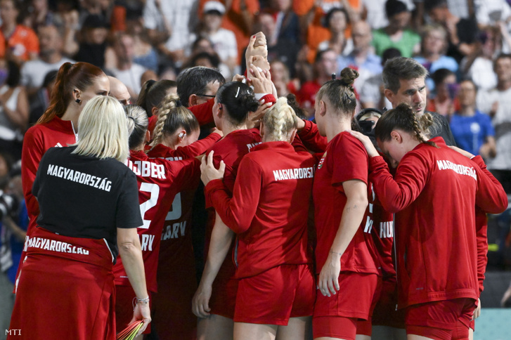 A magyar válogatott játékosai a női kézilabdatorna B csoportjában játszott Magyarország – Angola mérkőzés szünetében