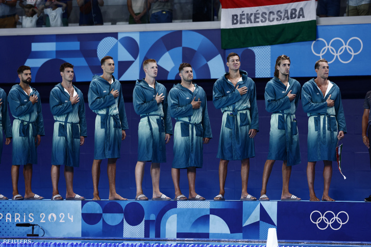 A magyar csapat a nemzeti himnuszt hallgatja a mérkőzés kezdete előtt július 30-án